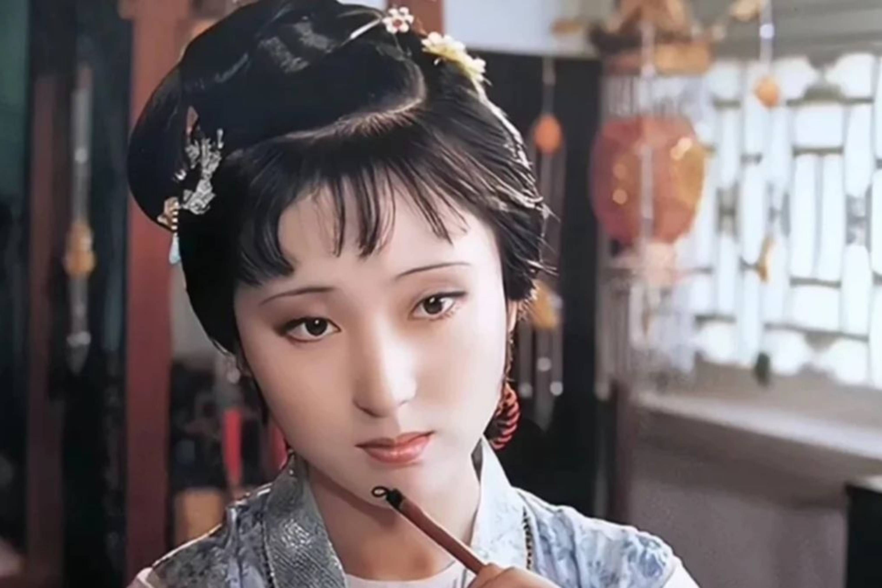 风吹动她的头发